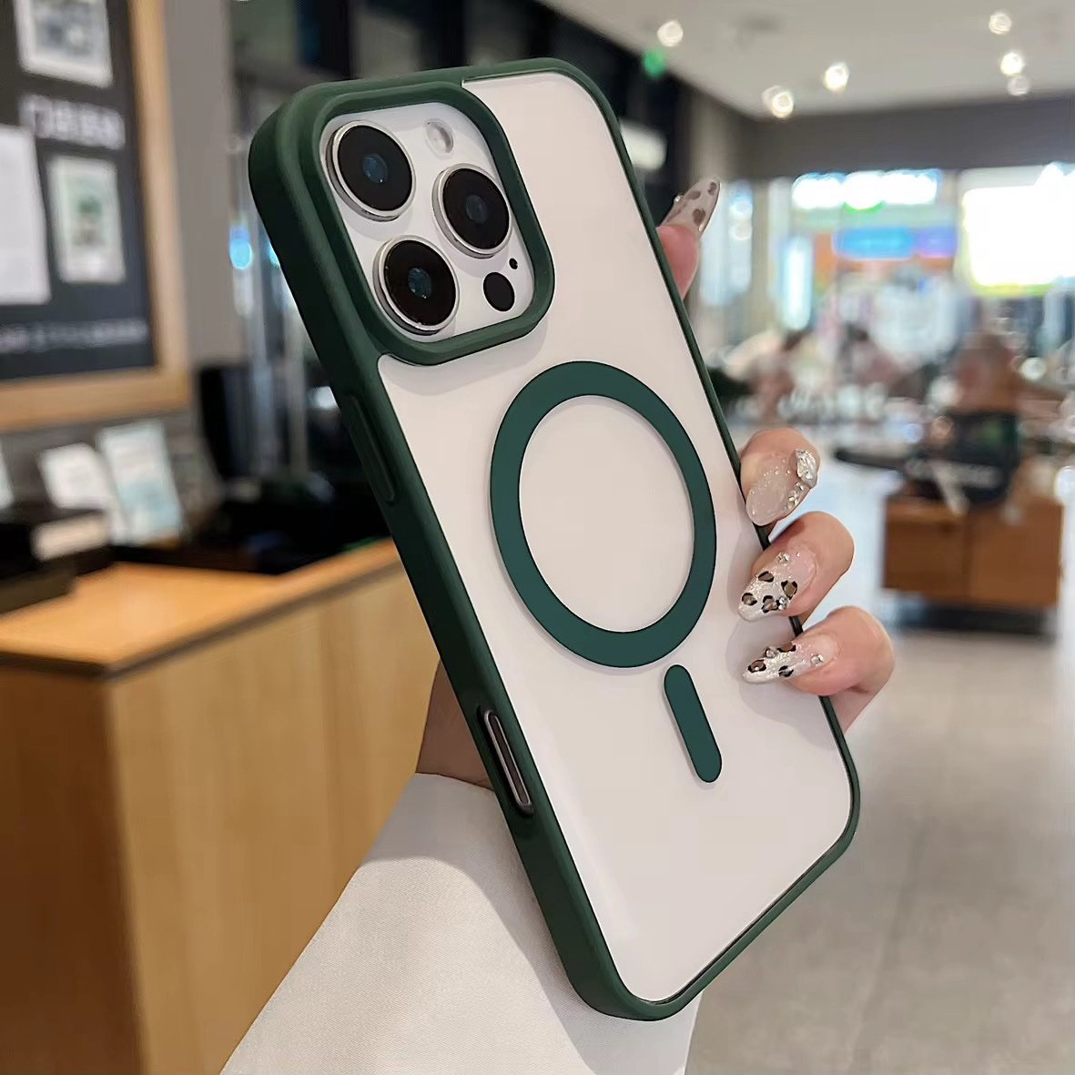 img_2512 Coque en silicone transparente à bordure verte compatible MagSafe – Image 1